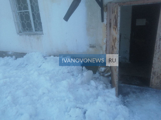 В Иванове сошедший с крыши снег чудом не задел маму с ребенком
